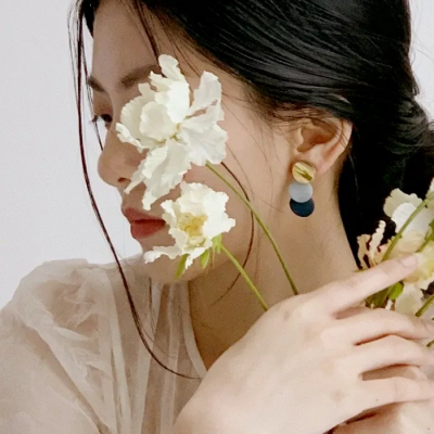 仙气满满的冷酷的真人图片女生头像